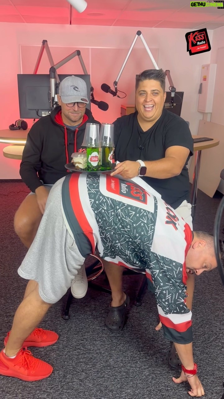 Michal Kavalčík Instagram - Každý den si předávají mikrofon, každý den se špičkují v rádiu, tak si @nejkrasnejsikluk nemohl nechat ujít ani Live Stream Odpoledního Jumpu! 😅 Vyrušil ale kluky rozhodně originálním způsobem! 🍮🍺 #kissradiokiss #behappy #odpolednijump #michalkavalcik Radio Kiss