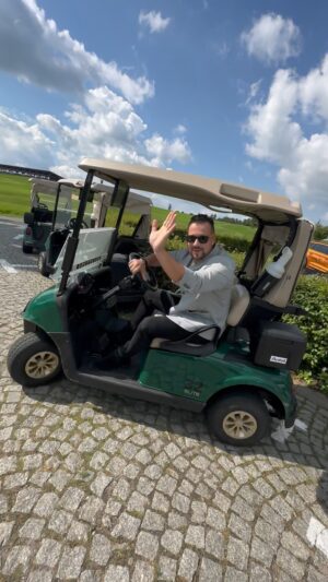 Michal Kavalčík Instagram - ROPICE ⛳️🏌️
Krásnou nabitou neděli všem 🔋🌤️ @ropicegolfresort 👍🏼🔥 #nedele #golf #ropice #obidek #golfresort #golf #relax #beelectric #nabitej