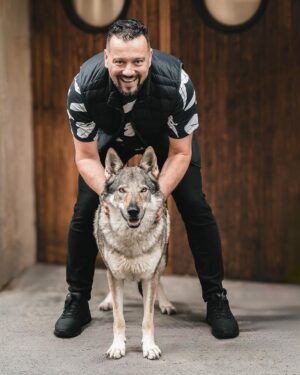 Michal Kavalčík Instagram - Máte rádi PEJSKY? ☺️
Nový kalendář je na světě a Vy můžete POMOCT♥️ @psi_sance  a Best fotky: @linda_orlik_photography2 📸
Objednáváte už dárky na Vánoce? A víte, že náš kalendář je nejen krásným dárkem, ale ještě pomůže tam, kde je to potřeba? Nakupte nějaké dárky už teď, ať ten prosinec není tak vypjatý a můžete si pak v klidu užít třeba vánoční trhy a posezení s přátelí 🙂 
🐕 https://eshop.psisance.cz/ #psisance #kalendar #pomoc #pejsci #psi #peshawar