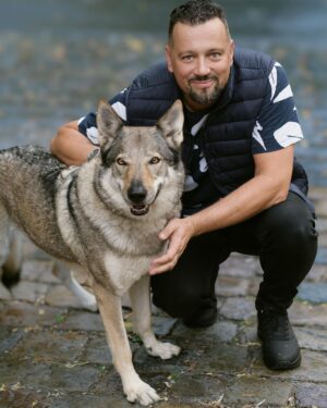 Michal Kavalčík Instagram - Máte rádi PEJSKY? ☺️
Nový kalendář je na světě a Vy můžete POMOCT♥️ @psi_sance  a Best fotky: @linda_orlik_photography2 📸
Objednáváte už dárky na Vánoce? A víte, že náš kalendář je nejen krásným dárkem, ale ještě pomůže tam, kde je to potřeba? Nakupte nějaké dárky už teď, ať ten prosinec není tak vypjatý a můžete si pak v klidu užít třeba vánoční trhy a posezení s přátelí 🙂 
🐕 https://eshop.psisance.cz/ #psisance #kalendar #pomoc #pejsci #psi #peshawar