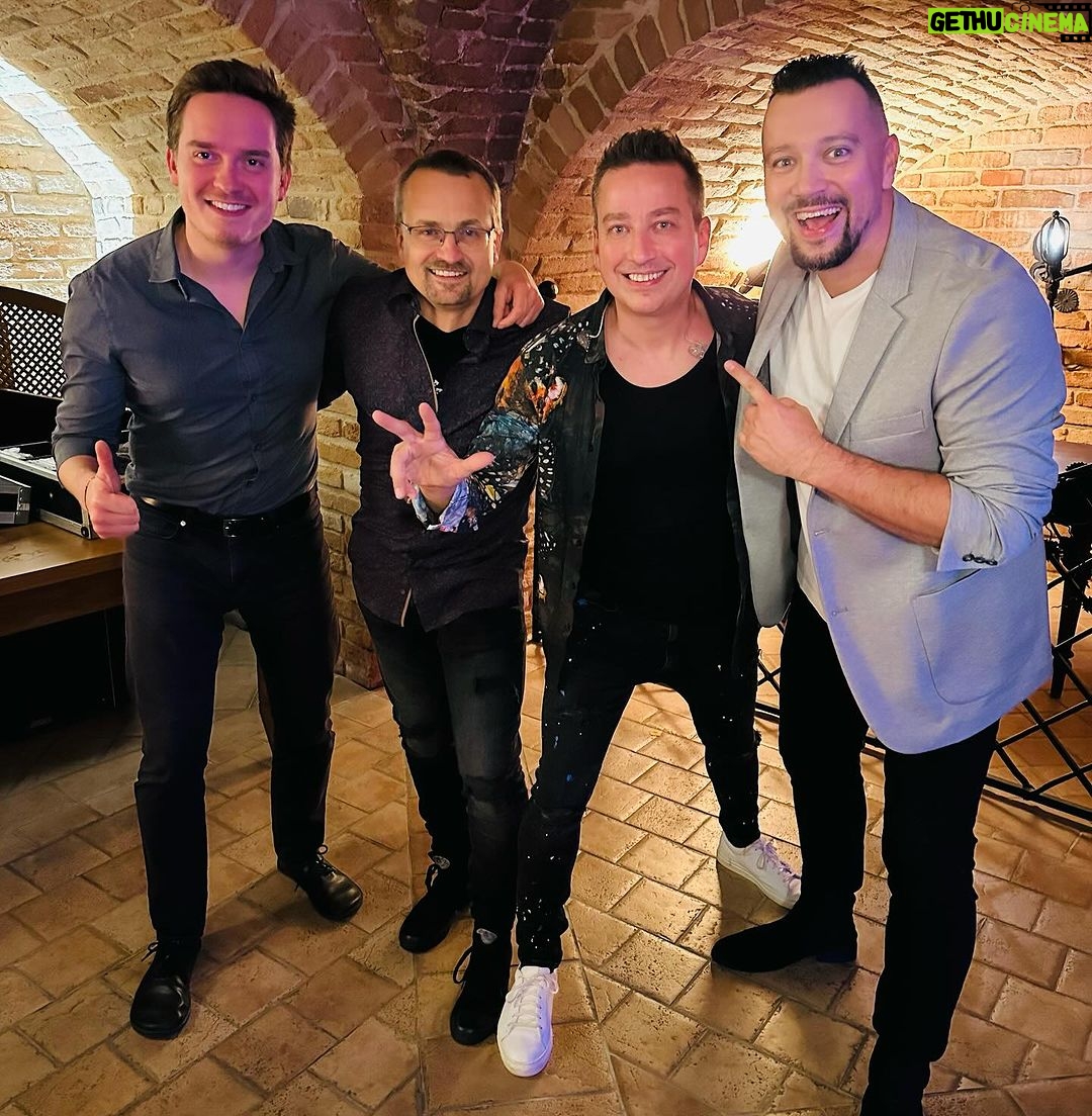 Michal Kavalčík Instagram - Včera s VÍNEM🍇🍷 Když jsme se s @petrbende_official viděli naposled - měl jsem ještě dlouhé a mastné “páčo”😅 Včera pohoda večer ve vinném sklípku a dva fešáci za mikrofonem🎤 😉 Rád jsem Vás viděl chlapi✌🏽🎸 #vino #vinecko #vinnysklep #petrbende #koncert #pohoda #djmajkl #moderator #firemka #setkani #poletech #velkebilovice Velké Bílovice, Jihomoravký Kraj, Czech Republic
