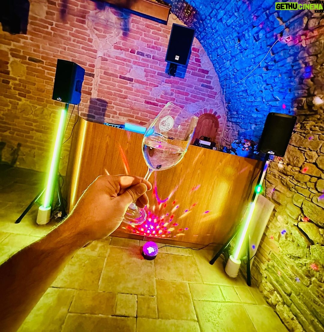 Michal Kavalčík Instagram - Včera s VÍNEM🍇🍷 Když jsme se s @petrbende_official viděli naposled - měl jsem ještě dlouhé a mastné “páčo”😅 Včera pohoda večer ve vinném sklípku a dva fešáci za mikrofonem🎤 😉 Rád jsem Vás viděl chlapi✌🏽🎸 #vino #vinecko #vinnysklep #petrbende #koncert #pohoda #djmajkl #moderator #firemka #setkani #poletech #velkebilovice Velké Bílovice, Jihomoravký Kraj, Czech Republic