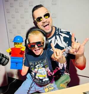 Michal Kavalčík Instagram - Dnešní KISS💋😂🎤
Tak dneska ve složení DEJVÍK - LEGO MAN & Majkl🔊🎙️😉 #dyckykiss #radiokiss #kiss #dave #onair #dopolednikiss