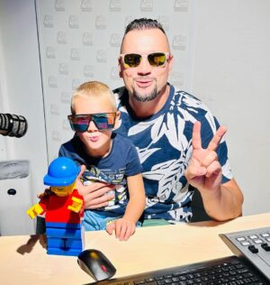 Michal Kavalčík Instagram - Dnešní KISS💋😂🎤
Tak dneska ve složení DEJVÍK - LEGO MAN & Majkl🔊🎙️😉 #dyckykiss #radiokiss #kiss #dave #onair #dopolednikiss