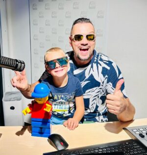 Michal Kavalčík Instagram - Dnešní KISS💋😂🎤
Tak dneska ve složení DEJVÍK - LEGO MAN & Majkl🔊🎙️😉 #dyckykiss #radiokiss #kiss #dave #onair #dopolednikiss