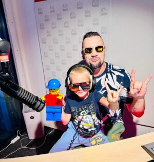 Michal Kavalčík Instagram - Dnešní KISS💋😂🎤
Tak dneska ve složení DEJVÍK - LEGO MAN & Majkl🔊🎙️😉 #dyckykiss #radiokiss #kiss #dave #onair #dopolednikiss