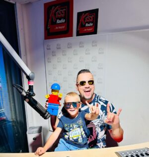 Michal Kavalčík Instagram - Dnešní KISS💋😂🎤
Tak dneska ve složení DEJVÍK - LEGO MAN & Majkl🔊🎙️😉 #dyckykiss #radiokiss #kiss #dave #onair #dopolednikiss