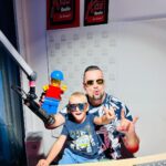 Michal Kavalčík Instagram - Dnešní KISS💋😂🎤 Tak dneska ve složení DEJVÍK - LEGO MAN & Majkl🔊🎙️😉 #dyckykiss #radiokiss #kiss #dave #onair #dopolednikiss Česká republika