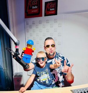 Michal Kavalčík Instagram - Dnešní KISS💋😂🎤
Tak dneska ve složení DEJVÍK - LEGO MAN & Majkl🔊🎙️😉 #dyckykiss #radiokiss #kiss #dave #onair #dopolednikiss