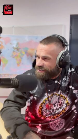 Michal Kavalčík Instagram - Karlos „Terminátor“ Vémola na chvíli vystřídal klec za studio rádia Kiss a sednul si za mikrofon přímo naproti Michalovi Kavalčíkovi jako jeho host. 💥
Celé video najdeš na Youtube rádia Kiss. 

#kissradiokiss #behappy #oktagon #karlosterminatorvemola