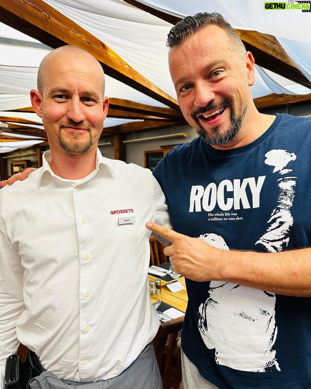 Michal Kavalčík Instagram - Když potkáš ROCKYHO🥊 Některý věci nevysvětlíš 😁Best setkání v @grosseto_restaurace 🔥A přístě prej vyběhnem i ty schody😅 díky Rocky💪🏼 #rocky #rockybalboa #fans #setkani #silvestrstalone Grosseto Pizzeria Ristorante