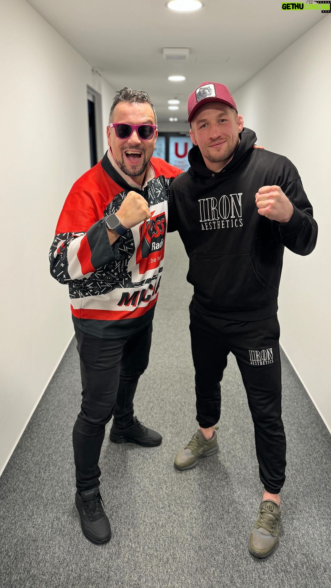 Michal Kavalčík Instagram - Dnes měl @nejkrasnejsikluk ve vysílání vzácného hosta, @david.pinkpanther.kozma 🔥 Už nyní se na celý záznam rozhovoru můžete podívat na youtube kanále rádia Kiss! Dejte si to až dokonce, pokud jste to náhodou nestihli live! 🎧 #kissradiokiss #behappy #oktagon Radio Kiss