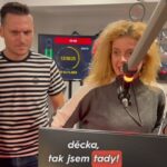 Michal Kavalčík Instagram - Dnešní vysílání bylo chvilku velký zmatek! 😅 Na 14 hodinu do studia dorazilo spoustu moderátorů rádia Kiss! A všichni chtěli k mikrofonu! 🎤 No musel @djalesmatousek sjednat pořádek! 😂 #kissradiokiss #behappy #poradektubude Radio Kiss