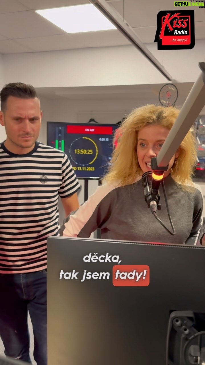 Michal Kavalčík Instagram - Dnešní vysílání bylo chvilku velký zmatek! 😅 Na 14 hodinu do studia dorazilo spoustu moderátorů rádia Kiss! A všichni chtěli k mikrofonu! 🎤 No musel @djalesmatousek sjednat pořádek! 😂 #kissradiokiss #behappy #poradektubude Radio Kiss