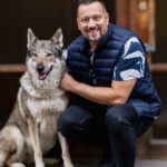 Michal Kavalčík Instagram - Jestli byla s někým sranda při focení kalendáře tak jednoznačně s moderátorem a hercem Michalem Kavalčíkem, který má upřímný vztah ke zvířatům (což je ostatně vidět na pohodové spolupráci s fenkou Brave Heart) i na jeho pozitivní náladě a smyslu pro humor. Z focení vzniklo spoustu krásných fotek, které ve finále pomůžou československým vlčákům, kteří skončili v Záchranné stanici v Adamově. Zapojit se můžete i vy tím, že si náš kalendář na rok 2024 objednáte. A teď už se nenechte rušit a užijte si pohled do zákulisí, jak takový kalendář vlastně vzniká ✌🏻 🎙️ @nejkrasnejsikluk 📸 @linda_orlik_photography2 🐾 Brave Heart z Rudého údolí #psisance #michalkavalcik #kalendar2024 #charitycalendar #ceskoslovenskyvlcak #csv #czechoslovakianwolfdog #backstage
