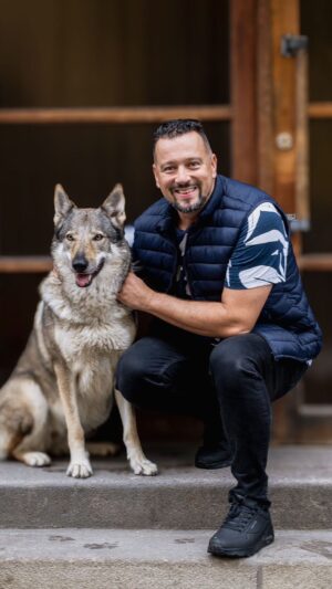 Michal Kavalčík Instagram - Jestli byla s někým sranda při focení kalendáře tak jednoznačně s moderátorem a hercem Michalem Kavalčíkem, který má upřímný vztah ke zvířatům (což je ostatně vidět na pohodové spolupráci s fenkou Brave Heart) i na jeho pozitivní náladě a smyslu pro humor. Z focení vzniklo spoustu krásných fotek, které ve finále pomůžou československým vlčákům, kteří skončili v Záchranné stanici v Adamově. Zapojit se můžete i vy tím, že si náš kalendář na rok 2024 objednáte. A teď už se nenechte rušit a užijte si pohled do zákulisí, jak takový kalendář vlastně vzniká ✌🏻

🎙️ @nejkrasnejsikluk 
📸 @linda_orlik_photography2 
🐾 Brave Heart z Rudého údolí 

#psisance #michalkavalcik #kalendar2024 #charitycalendar #ceskoslovenskyvlcak #csv #czechoslovakianwolfdog #backstage