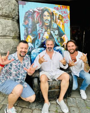 Michal Kavalčík Instagram - Vše NEJ OZZÁKU🤟🏼🤩
Nedávno @ozzakpacovsky slavil NAROZKY🎂a tak jsme společně s @hpart.cz mu věnovali něco na památku! Best obraz teď můžete vidět osobně v pivovarské restauraci @bohemiagoose 🍺 ve Vodičkovce👍🏼 OZZÁKU VŠE NEJ🍻🍻🍻 #ozzak #ozzakpacovsky #dejdar #martindejdar #petrhajek #hpart #darek #bohemiagoose