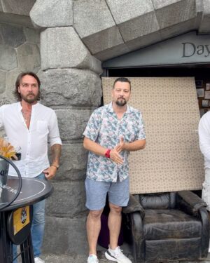 Michal Kavalčík Instagram - Vše NEJ OZZÁKU🤟🏼🤩
Nedávno @ozzakpacovsky slavil NAROZKY🎂a tak jsme společně s @hpart.cz mu věnovali něco na památku! Best obraz teď můžete vidět osobně v pivovarské restauraci @bohemiagoose 🍺 ve Vodičkovce👍🏼 OZZÁKU VŠE NEJ🍻🍻🍻 #ozzak #ozzakpacovsky #dejdar #martindejdar #petrhajek #hpart #darek #bohemiagoose