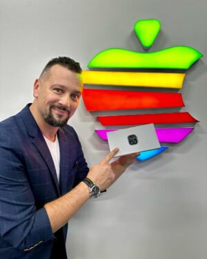 Michal Kavalčík Instagram - Velké DÍKY na Mělník🍏⌚️
Je čas se pochlubit dárkem od super party z @ifruits.cz 👏🏼🎁✌🏼 Málo kdo Vás umí odměnit za super spolupráci v roce 2023 než best prodejna a servis a TEAM z Mělníku🌍 Fakt díky - tohle jsem nečekal🔥 Nové APPLE Watch ULTRA 2 ☄️ Jsou BOŽÍ💪🏽 Krásný nový rok i Vám🍾🤩 #ifruits #ifruitscz #melnik #servis #hodinky #apple #appleultra2 #applewatch #darek #diky