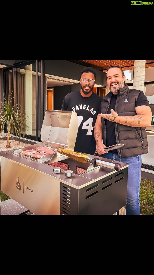 Michel Bastos Instagram - Olha só quem recebeu a poderosa Dinoxx Ultra DXX901 em sua casa... @michelbastos! 🙌😍 E para tornar a estreia dessa churrasqueira ainda mais especial, contamos com a visita do mestre do churrasco @rickbolzani, que preparou um churrasco simplesmente incrível! 🥩🔥 Não perca o vídeo que está deixando todo mundo com água na boca. Acompanhe cada momento desse churrasco sensacional. 👉 https://dinoxx.com.br ☑ Modelo utilizado: DXX901 #churrasqueiraelétrica #churrasqueiraportatil #churrascodequalidade #churrasco #churrasconoape #bbq #churrasqueirapremium #churrasqueira #churrasqueirasagas #churrasqueiras #churrasqueiraagas #dinoxx #dinoxxchurrasqueiras #varandagourmet #areagourmet