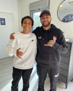 Michel Bastos Instagram - Obrigado @neymarjr pelo carinho com o meu mlk!! Que humildade meu mano, sem palavras de coração ! @lu_wbastos zerou a viagem kkk só foto com craques. @leomessi @k.mbappe @marquinhosm5 🙏🏾👏🏾