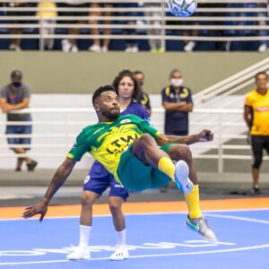Michel Bastos Instagram - Domingo espetacular !! @jogodorei foi demais !! Parabéns @falcao12oficial @fred foi uma honra participar com vocês nesse evento. Galera ontem lotou o ginásio e ajudou muita mais muita gente com as doações! Valeu Barueri 👏🏾👏🏾