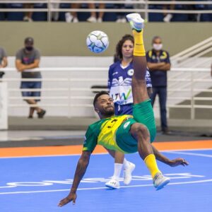 Michel Bastos Instagram - Domingo espetacular !! @jogodorei foi demais !! Parabéns @falcao12oficial @fred foi uma honra participar com vocês nesse evento. Galera ontem lotou o ginásio e ajudou muita mais muita gente com as doações! Valeu Barueri 👏🏾👏🏾