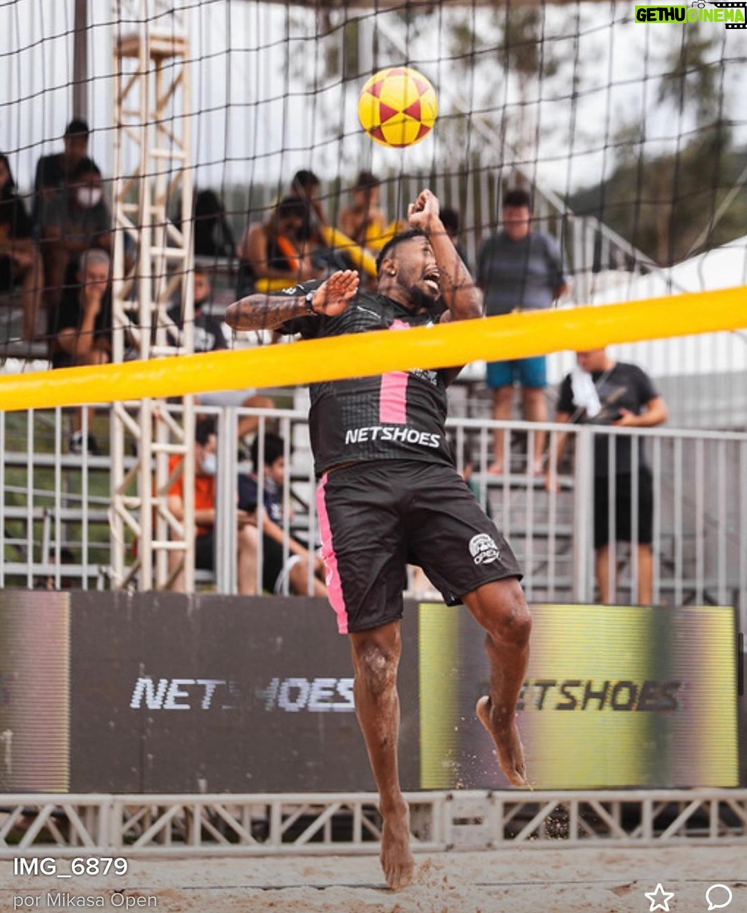 Michel Bastos Instagram - Mais um @mikasaopen fenomenal !! Parabéns pelo lindo evento👏🏾👏🏾. Agradecer ao meu parceiro @rafaelschmitz, obrigado irmão pela parceria. Essa dupla deu liga kkkkk feraaaa. #futevolei @hotpark @rioquenteresorts