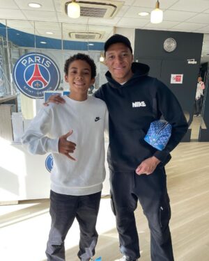 Michel Bastos Instagram - Obrigado @neymarjr pelo carinho com o meu mlk!! Que humildade meu mano, sem palavras de coração !  @lu_wbastos zerou a viagem kkk só foto com craques. @leomessi @k.mbappe @marquinhosm5 🙏🏾👏🏾
