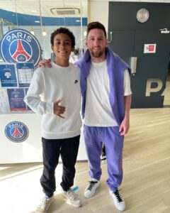 Michel Bastos Instagram - Obrigado @neymarjr pelo carinho com o meu mlk!! Que humildade meu mano, sem palavras de coração ! @lu_wbastos zerou a viagem kkk só foto com craques. @leomessi @k.mbappe @marquinhosm5 🙏🏾👏🏾