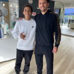 Michel Bastos Instagram - Obrigado @neymarjr pelo carinho com o meu mlk!! Que humildade meu mano, sem palavras de coração ! @lu_wbastos zerou a viagem kkk só foto com craques. @leomessi @k.mbappe @marquinhosm5 🙏🏾👏🏾