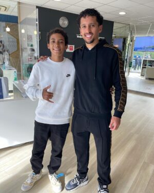 Michel Bastos Instagram - Obrigado @neymarjr pelo carinho com o meu mlk!! Que humildade meu mano, sem palavras de coração !  @lu_wbastos zerou a viagem kkk só foto com craques. @leomessi @k.mbappe @marquinhosm5 🙏🏾👏🏾