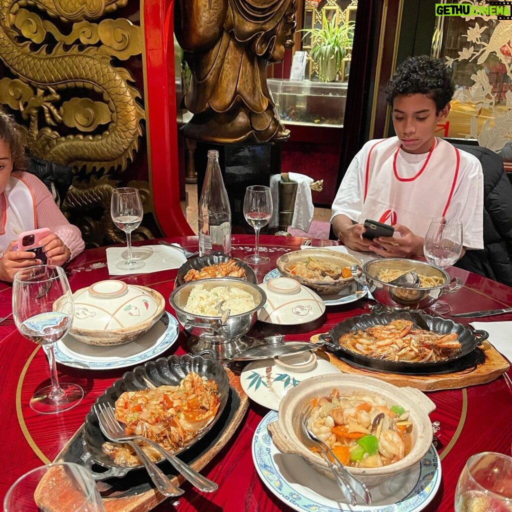 Michel Bastos Instagram - Ontem voltamos depois de 11 anos a comer no nosso restaurante preferido Palais de Chine 🇨🇳 na Bélgica 🇧🇪!! Muitas lembranças boas 👏🏾😍. Obrigado @kerchove #Marta e #Celia pela companhia. @rafaelschmitz @anapaulagodoi @michellenobre @danisloboda @sloboda01 faltou a presença de vcs !! Voltaremos né @lewonsovicz ? #chine #palaisdechine #homard #cuisinechinoise