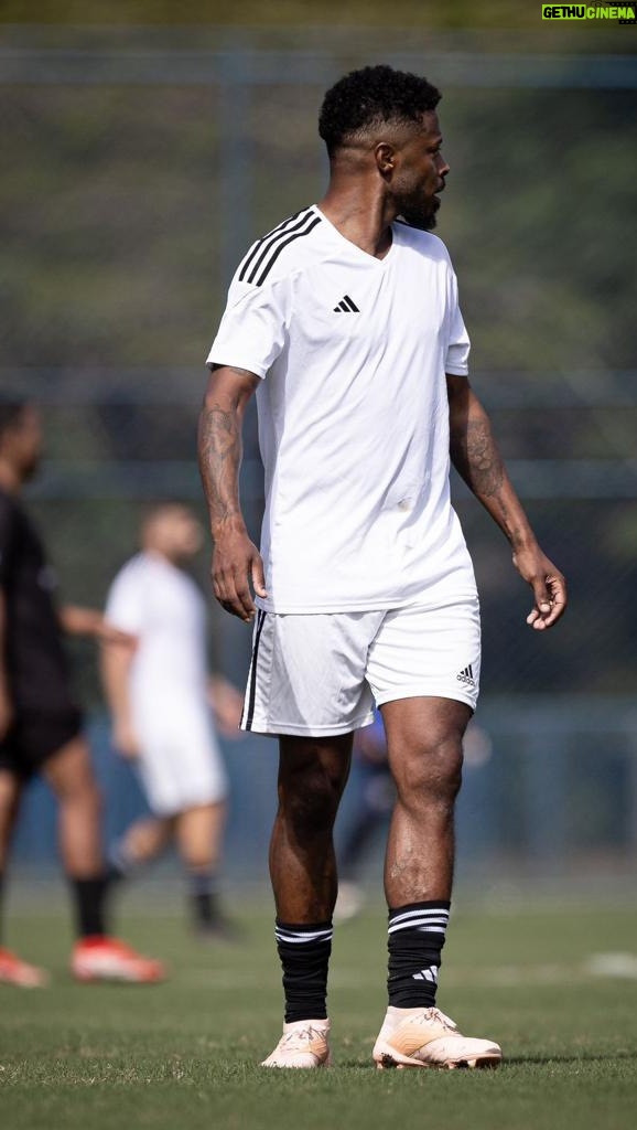 Michel Bastos Instagram - No último final de semana juntei uma seleção de craques pra um amistoso no @ctdartanha. Aproveitei pra fazer um reconhecimento do gramado que em breve estará recebendo vocês! 😉 Já se inscreveu? www.thefootballcamp.com.br