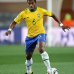 Michel Bastos Instagram - E hoje !! Estreia do nosso BRASIL na Copa do Mundo do Qatar! Um momento que tive a honra de viver jogando,que com certeza foi o melhor da minha carreira. VAI BRASIL 🇧🇷🇧🇷🇧🇷🇧🇷🇧🇷