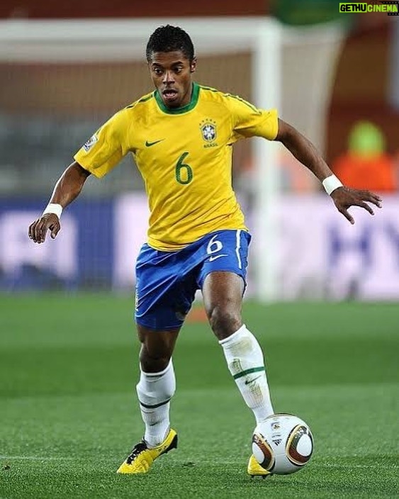 Michel Bastos Instagram - E hoje !! Estreia do nosso BRASIL na Copa do Mundo do Qatar! Um momento que tive a honra de viver jogando,que com certeza foi o melhor da minha carreira. VAI BRASIL 🇧🇷🇧🇷🇧🇷🇧🇷🇧🇷