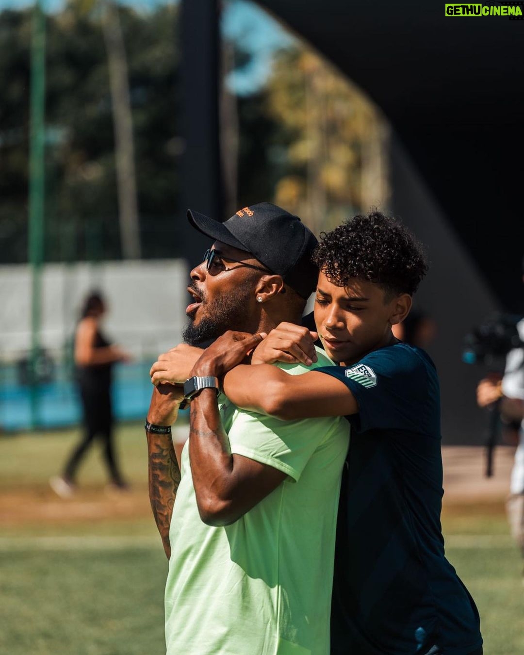 Michel Bastos Instagram - Quero agradecer aos meus amigos @caiobaribeiro @ticosahyoun @totokhouri por mais uma vez proporcionar uma semana espetacular para mim e minha família!! Participar do @caiobasoccercamp e demais !! Mas tb aproveitar aqui e agradecer mais uma pessoa @gustavozogobi mlkin vc é um fenômeno cara 👏🏾👏🏾👏🏾. @djalminhaoficial10 @matheusgonze1 @f.luciano3 @zeroberto sempre top estar com vocês rapaziada!! Obs: te amoooo Galvão te amo Galvão 🤣🤣🤣🤣🤣. Abraços a todos até a próxima se Deus quiser 🙏🏾👏🏾.