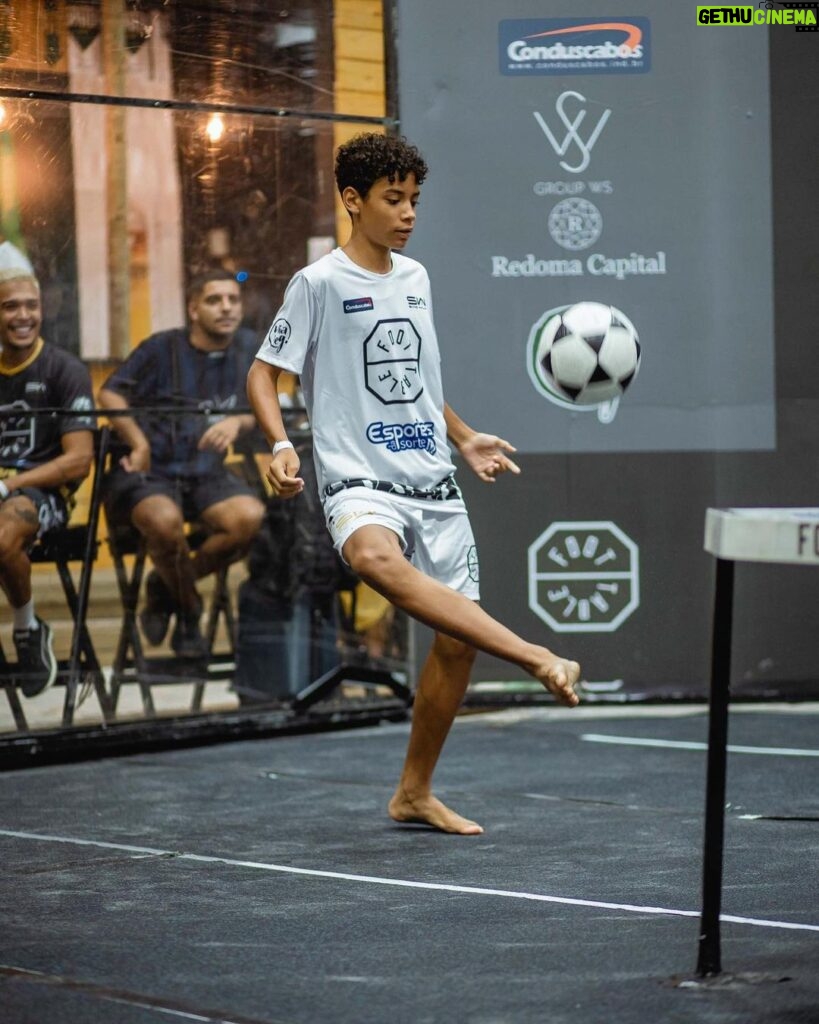 Michel Bastos Instagram - Ontem tive a oportunidade de jogar com meu filho @lu_wbastos uma nova modalidade o @foot_table !! Q alegria mlkin te ver feliz 😍. Obs: esse mlk e raiz PÉS DESCALÇO KKKKKKK