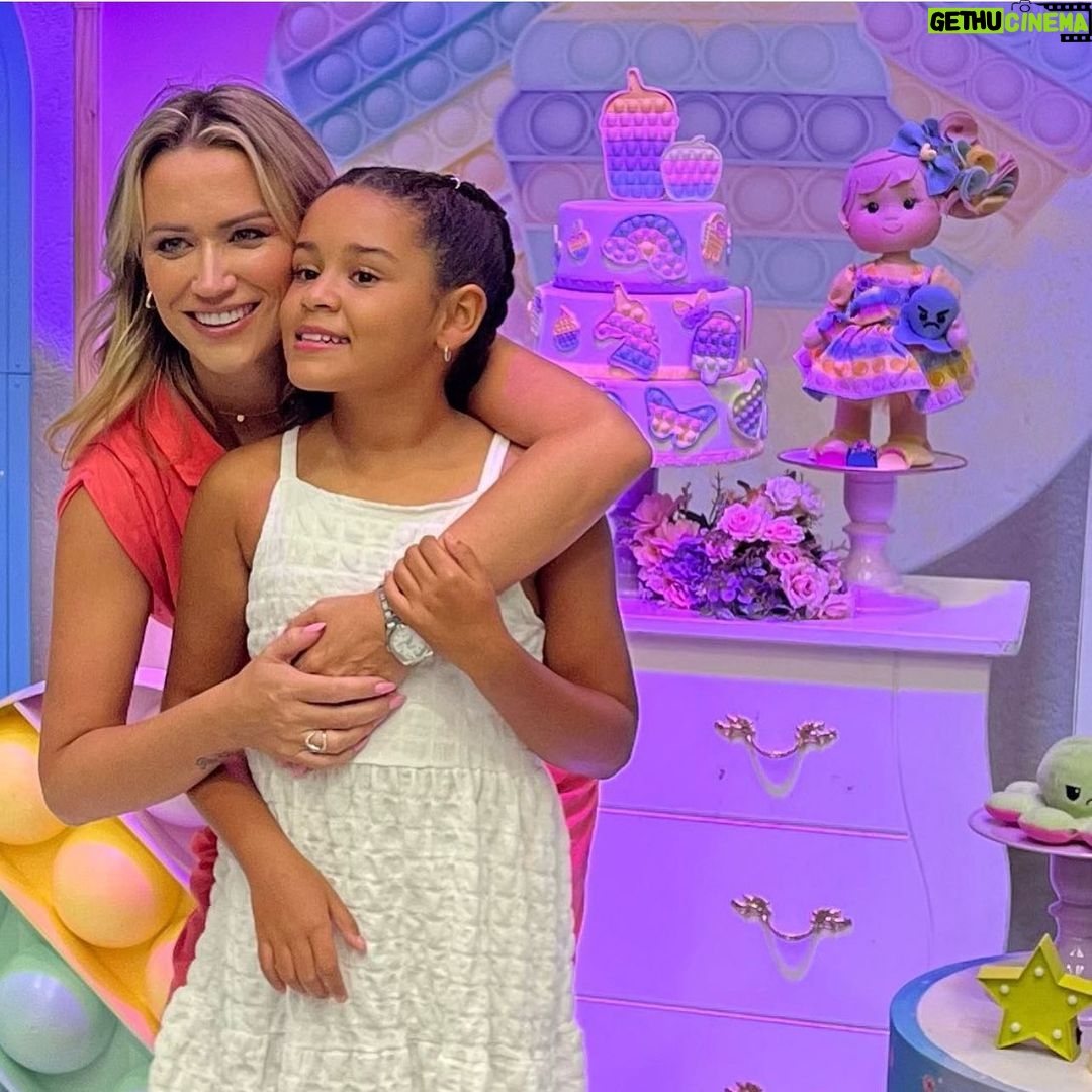Michel Bastos Instagram - Hj no dia da MULHER mais uma vez só tenho a agradecer a Deus por colocar essas 3 MULHERES Maravilhosas na minha vida!!! Parabéns mulherada vcs são demais 🥰😍👏🏾.