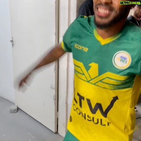 Michel Bastos Instagram - Domingo espetacular !! @jogodorei foi demais !! Parabéns @falcao12oficial @fred foi uma honra participar com vocês nesse evento. Galera ontem lotou o ginásio e ajudou muita mais muita gente com as doações! Valeu Barueri 👏🏾👏🏾