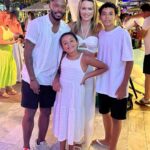 Michel Bastos Instagram - Chegou 2022!! Ano que será a minha volta ao futebol !! Como? Segredoooo… Feliz ano novo a todos 🍾🥂🎆😍❤️. E mais uma vez junto em família,pessoas q mais amo nessa vida😍🌹.