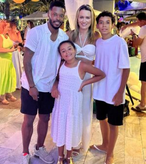Michel Bastos Instagram - Chegou 2022!! Ano que será a minha volta ao futebol !! Como? Segredoooo… Feliz ano novo a todos 🍾🥂🎆😍❤️. E mais uma vez junto em família,pessoas q mais amo nessa vida😍🌹.