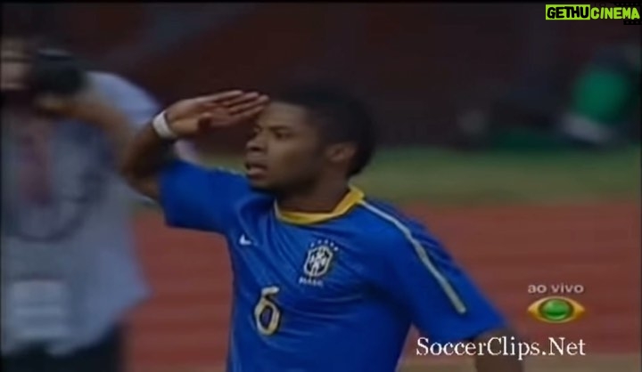 Michel Bastos Instagram - Um #tbt da saudade !! Vestir a camisa da seleção Brasileira foi umas das maiores vitórias que tive na minha carreira 👏🏾🙏🏾. E uma prova que aqui sabia bate falta e bem!! @cbf_futebol