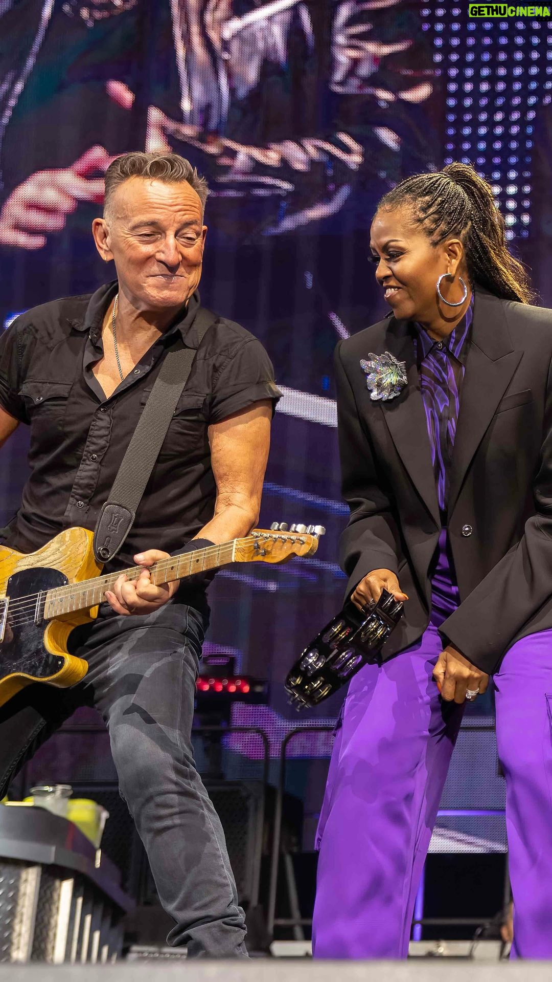 Michelle Obama - 2 Million Likes - When in Barcelona…
Had so much fun on stage with @Springsteen, Patti, and Kate! 🎶