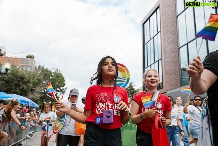 Michelle Obama Instagram - Loved seeing our @ObamaFoundation staff, their families, and folks around my hometown come together for Chicago’s Pride Parade! It’s always such a fun and joyful celebration of the LGBTQ+ community—and a powerful reminder of the progress that’s possible when we come together. Chicago, Illinois