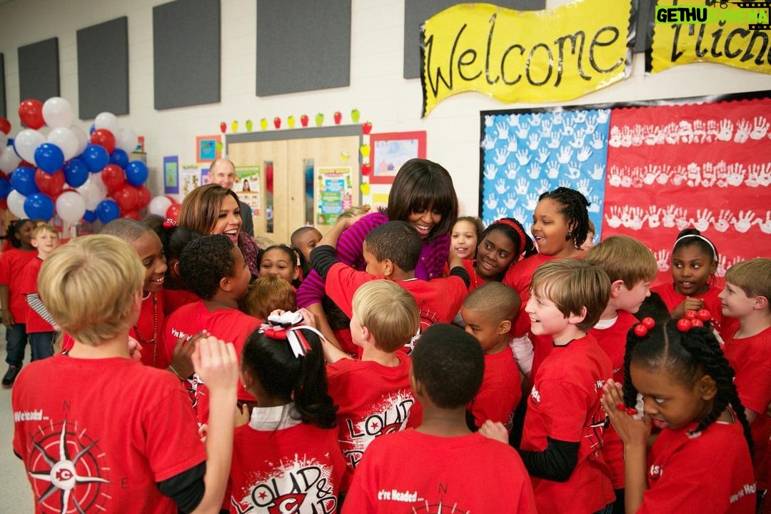 Michelle Obama Instagram - For 17 years, @RachaelRay has brought so much warmth and joy to people’s homes through the @RachaelRayShow. She’s lifted us all up with her energy and infectious laugh—and, not to mention, tasty recipes. Rachael, thank you for always being down for a little adventure with me—from harvesting vegetables in the White House garden to donating meals to those in need through our Pass the Love campaign. Good luck with the journey ahead. I know the next chapter will be just as big as the last! ✨