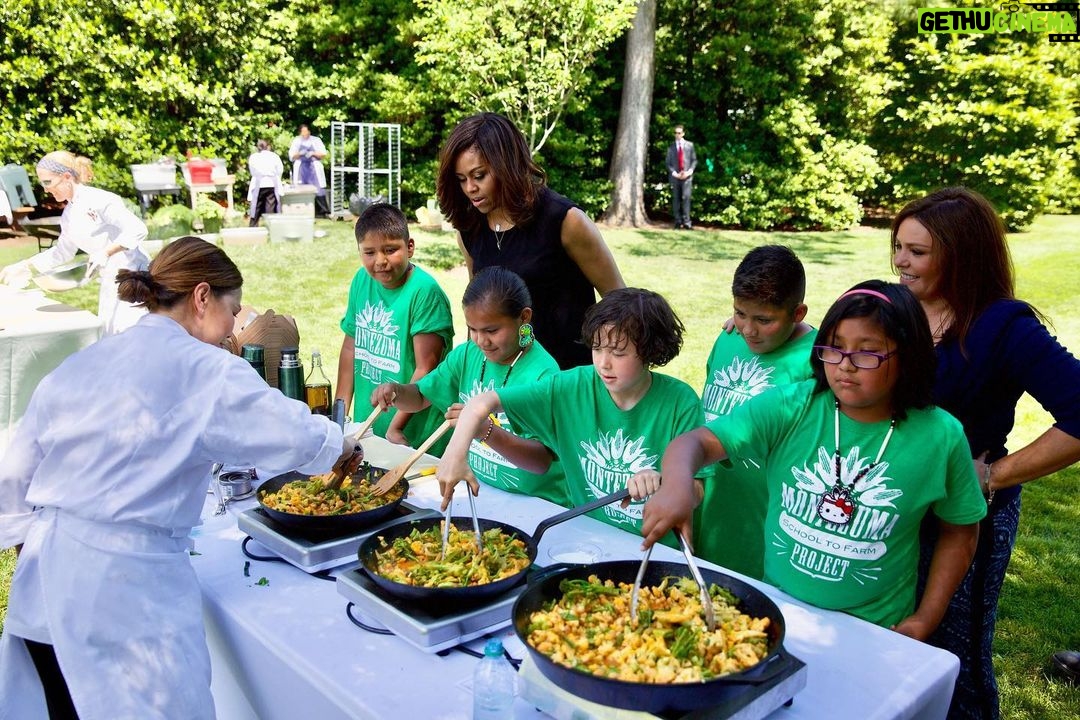 Michelle Obama Instagram - For 17 years, @RachaelRay has brought so much warmth and joy to people’s homes through the @RachaelRayShow. She’s lifted us all up with her energy and infectious laugh—and, not to mention, tasty recipes. Rachael, thank you for always being down for a little adventure with me—from harvesting vegetables in the White House garden to donating meals to those in need through our Pass the Love campaign. Good luck with the journey ahead. I know the next chapter will be just as big as the last! ✨