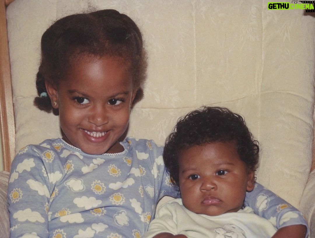 Michelle Obama - 308.7K Likes - Happy Mother’s Day! 💕
Being a mom to Malia and Sasha has been the greatest gift of my life, and I am forever grateful to my mom for teaching me the importance of courage, empathy, and hard work—lessons that I’ve passed down to my own girls.
To all the moms out there, I hope you continue to kindle and nurture your bright light. Have a wonderful day.