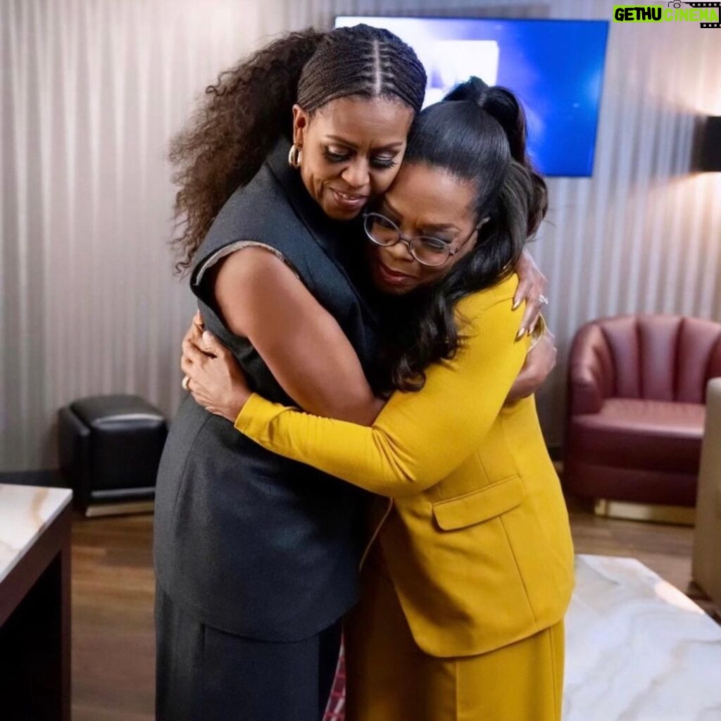 Michelle Obama Instagram - The last night of my book tour was truly special. I couldn’t have asked for a better way to end #TheLightWeCarry tour than with my dear friend, @Oprah. I’m so thankful to each and every person who has joined me at one of my book tour stops or picked up a copy of The Light We Carry. I love you all—your support means the world to me. ❤️ YouTube Theater
