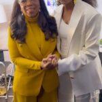 Michelle Obama Instagram - Los Angeles! Are you ready for our final #TheLightWeCarry show? Can’t wait to sit down tonight with the one and only @Oprah. ✨